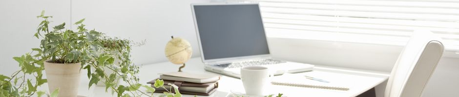 デスクとノートパソコンの画像